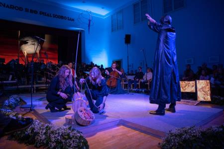 Deklica s piščalko-51